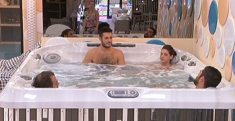 Grande Fratello 14, baci e nudi bollenti nell'idromassaggio 2