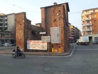 Modena e Bologna, le carceri devastate e le minacce sui muri 1