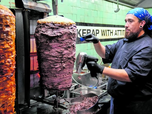 Ai tedeschi togliete tutto, ma non l’adorato kebab. Operai in rivolta: scorte a rischio e prezzi alle stelle