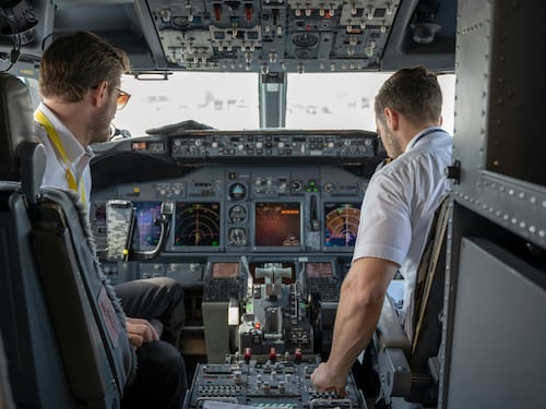 Finto comandante senza licenza pilotava aerei di linea in tutta Europa: bufera sulla compagnia aerea