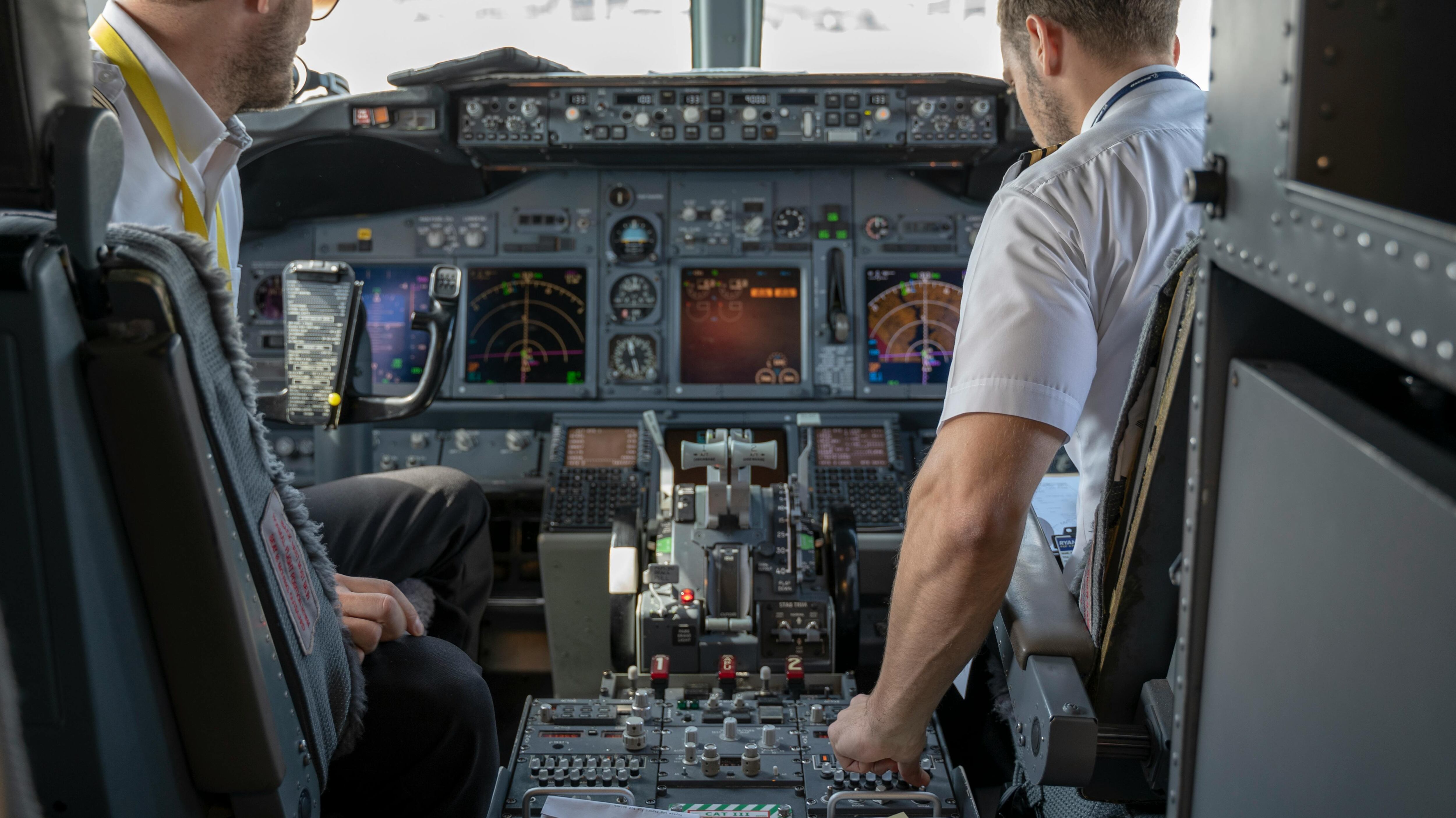 Finto comandante senza licenza pilotava aerei di linea in tutta Europa: bufera sulla compagnia aerea