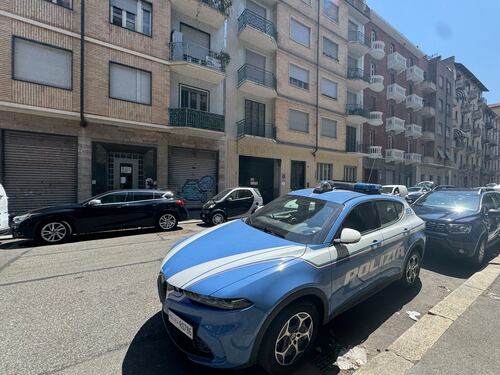 Madre uccide la figlia di 13 anni e poi si toglie la vita: a trovarle in casa la sorella 19enne