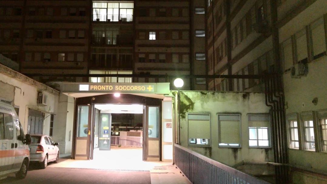 Enna, bimbo ingoia una pallina e soffoca: la famiglia sotto choc