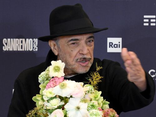 "Chissà che noia", "Sei una fallita". Frassica sbotta contro l'hater su Sanremo