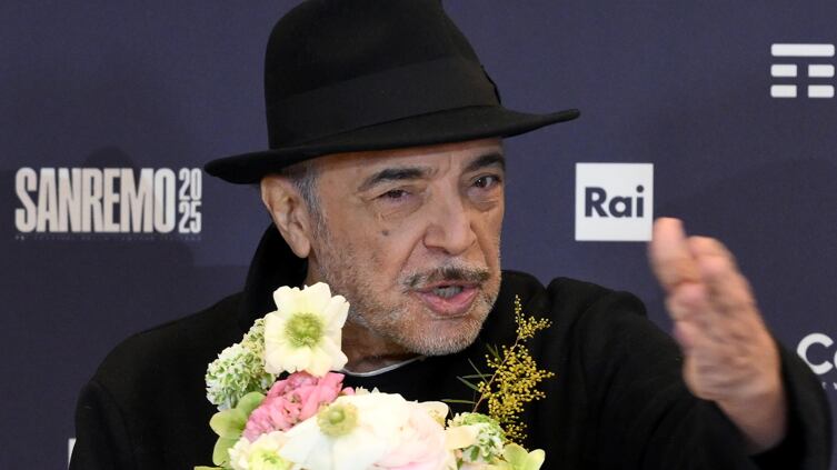 "Chissà che noia", "Sei una fallita". Frassica sbotta contro l'hater su Sanremo