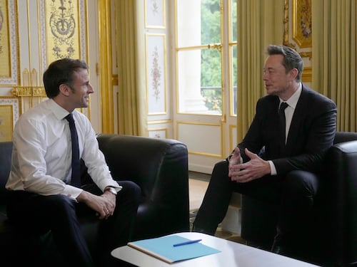 Macron tra i miliardari. E Musk va all'Eliseo come un capo di Stato