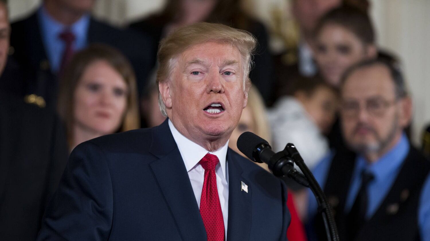 Folla anti Donald. E lui attacca Kim: "Basso e grasso"