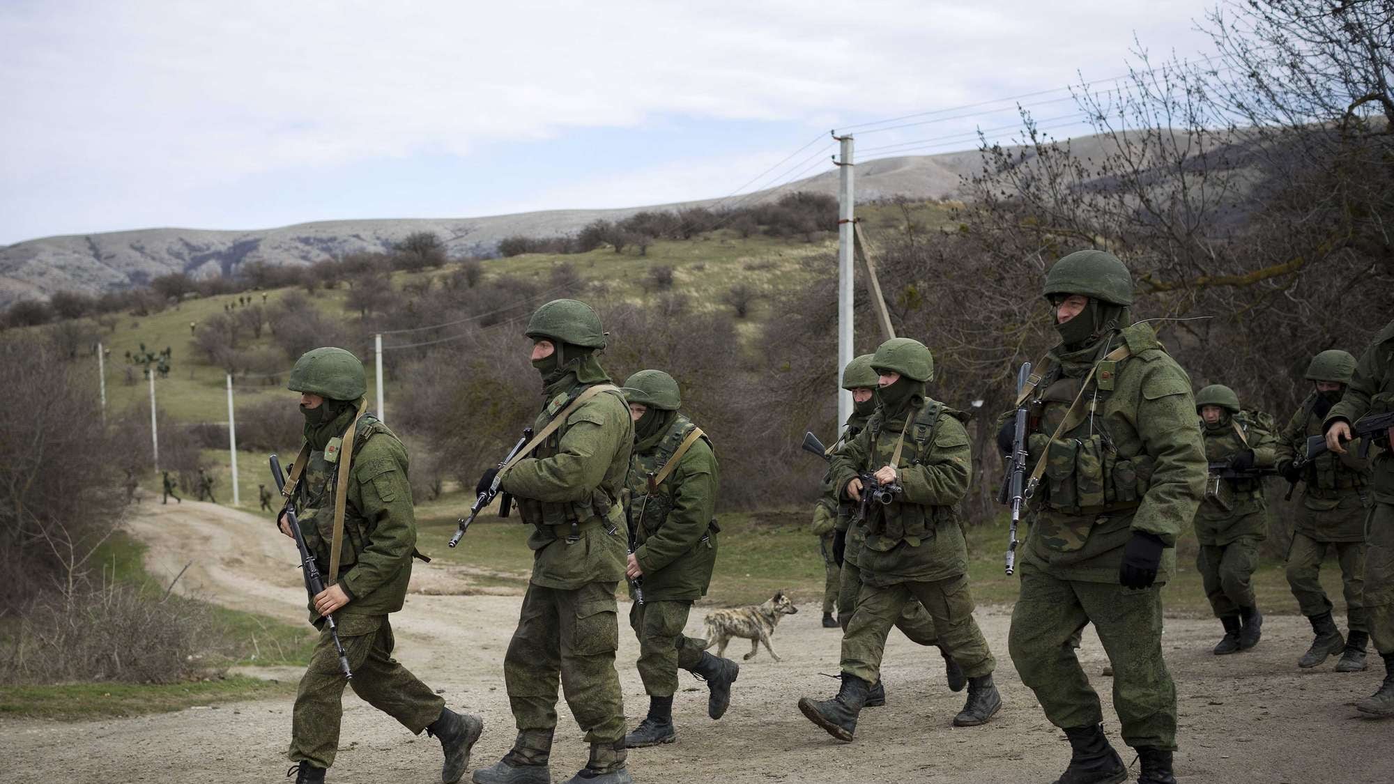 Crimea, i russi occupano tre basi militari ucraine. Kiev: demilitarizzare l'area