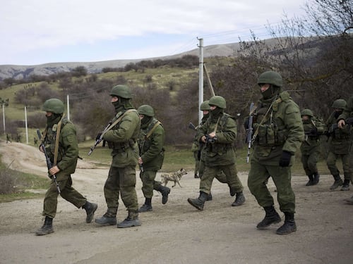 Crimea, i russi occupano tre basi militari ucraine. Kiev: demilitarizzare l'area