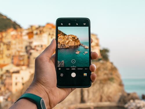 WhatsApp ci ripensa: la rivoluzione per video e foto