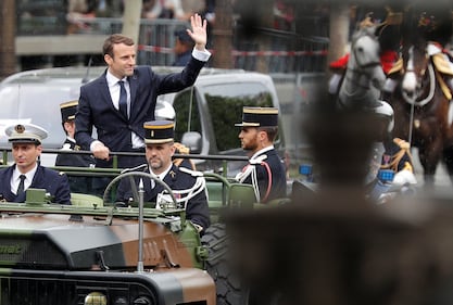 Emmanuel Macron si insedia all'Eliseo: da oggi è ufficialmente presidente 12