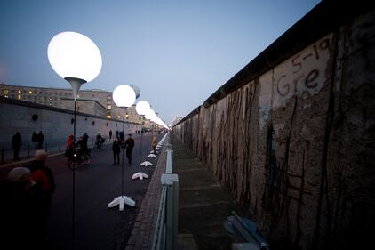 Palloncini luminosi lungo il Muro di Berlino 1