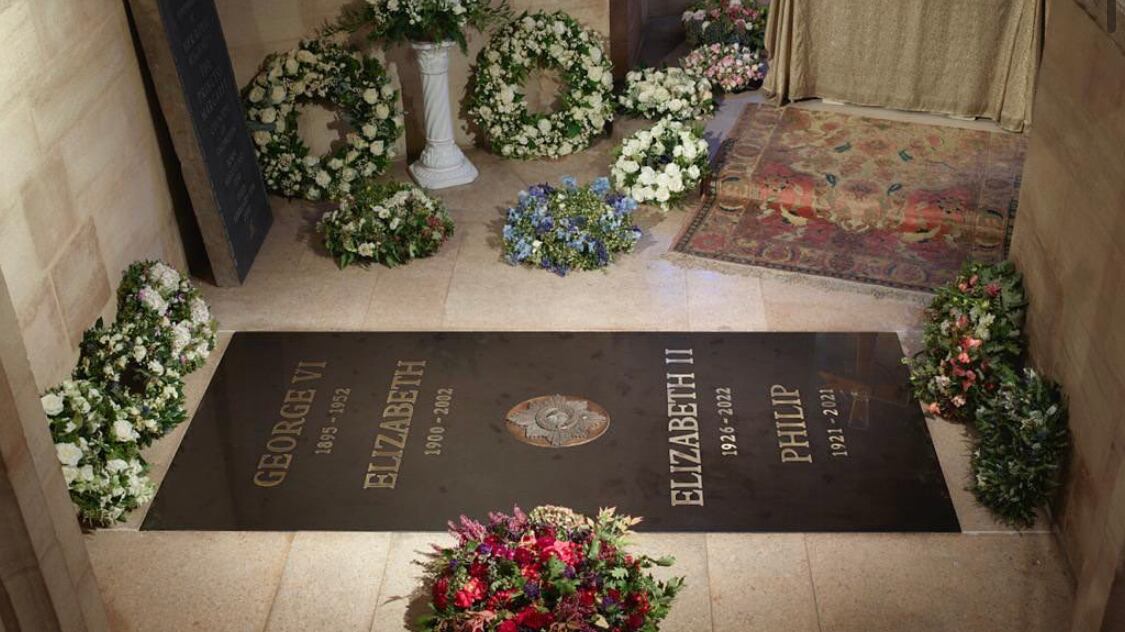 Marmo nero e lettere d'oro: svelata la lapide di Elisabetta II