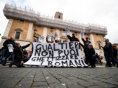 Roma, in piazza contro la eco Ztl (e Gualtieri fa un passo indietro)