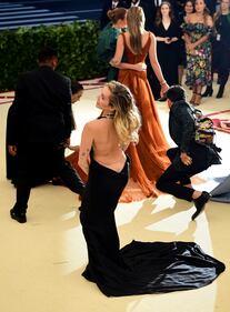 Met Gala 18, Miley Cyrus e la scollatura hot 8