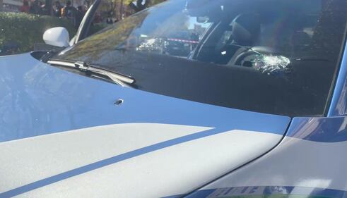 Sparatoria a Taranto, le foto: auto crivellata, 2 poliziotti feriti 9