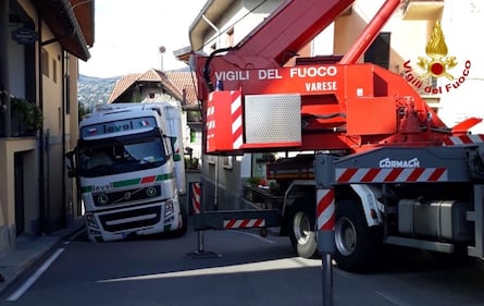 Nel Varesotto, cede il manto stradale: camion rimane incastrato 7