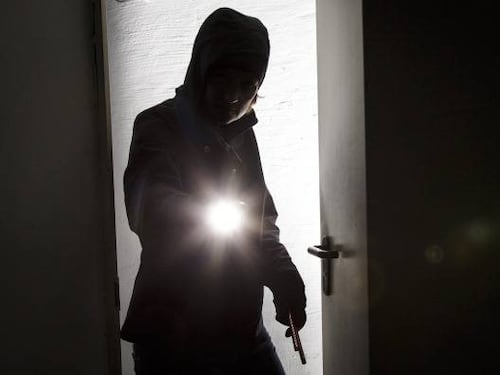 Firenze, sorprende ladro straniero in casa: 20enne colpita e derubata