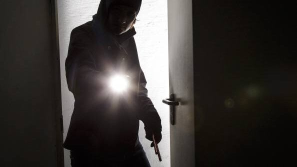Firenze, sorprende ladro straniero in casa: 20enne colpita e derubata