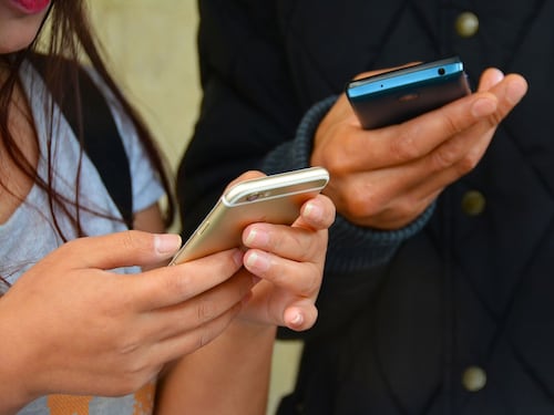 Francia, la Corte costituzionale boccia il divieto dei social agli under 15. “Limitazione sproporzionata della libertà di espressione”