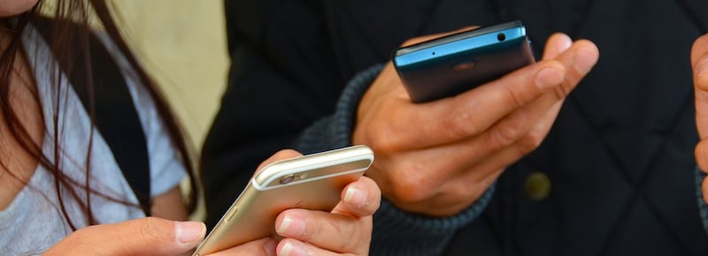 “Limitazione sproporzionata della libertà di espressione”: in Francia la Corte costituzionale boccia il divieto dei social agli under 15. Macron incarica il premier di riscrivere la legge