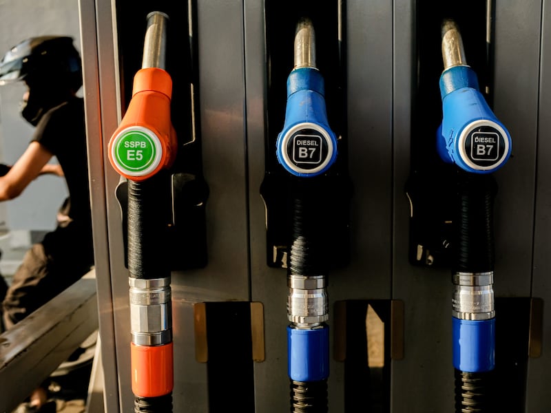 Ecco le misure varate dal Cdm per il sostegno economico. Meloni: “Sui carburanti misure di contenimento ma in forme più contenute”