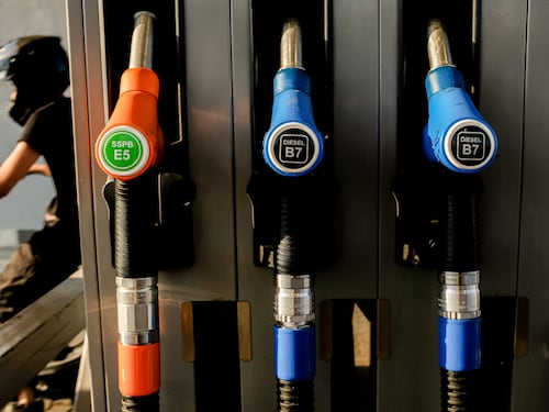 I carburanti volano oltre i 2 euro: quanto costa un pieno in autostrada