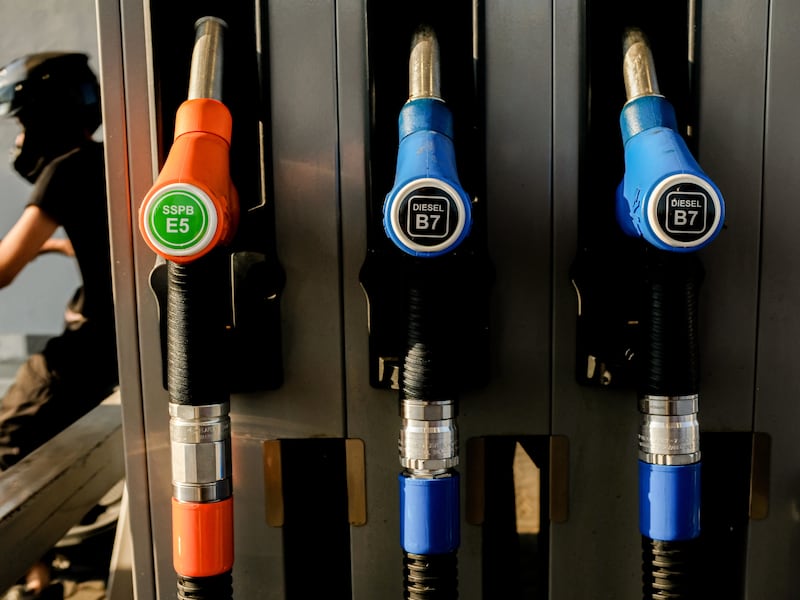 I carburanti volano oltre i 2 euro: quanto costa un pieno in autostrada