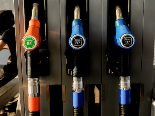 Gasolio, lo sconto di 17 centesimi resta fino al 26 agosto: Giorgetti firma il decreto sulle accise mobili