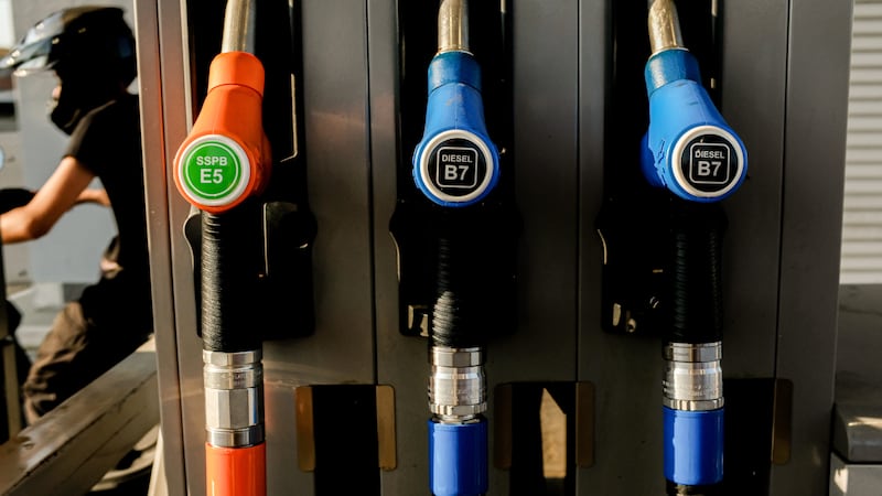 Gasolio, lo sconto di 17 centesimi resta fino al 26 agosto: Giorgetti firma il decreto sulle accise mobili