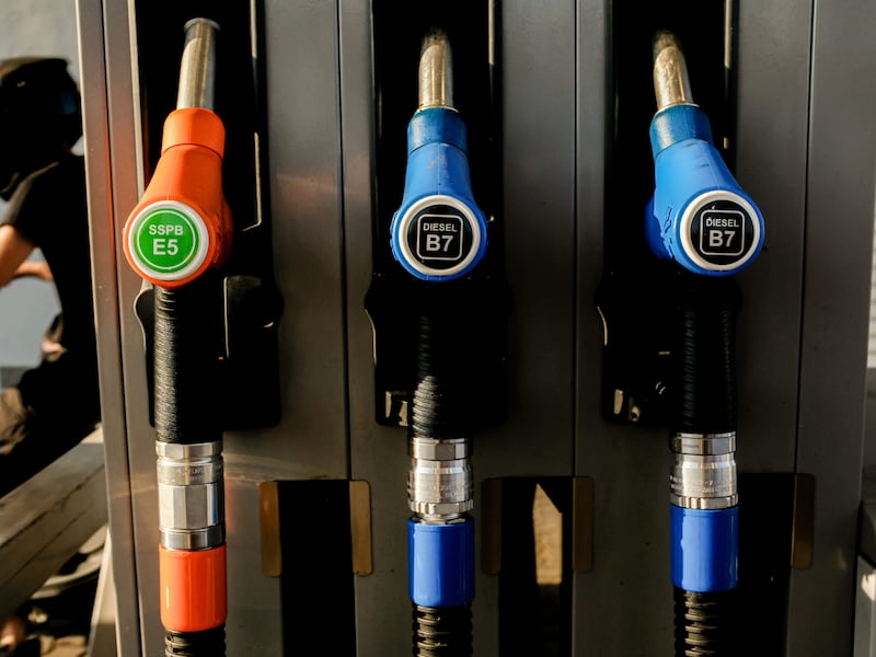 Dalla pressione delle gomme al climatizzatore: come risparmiare sui carburanti