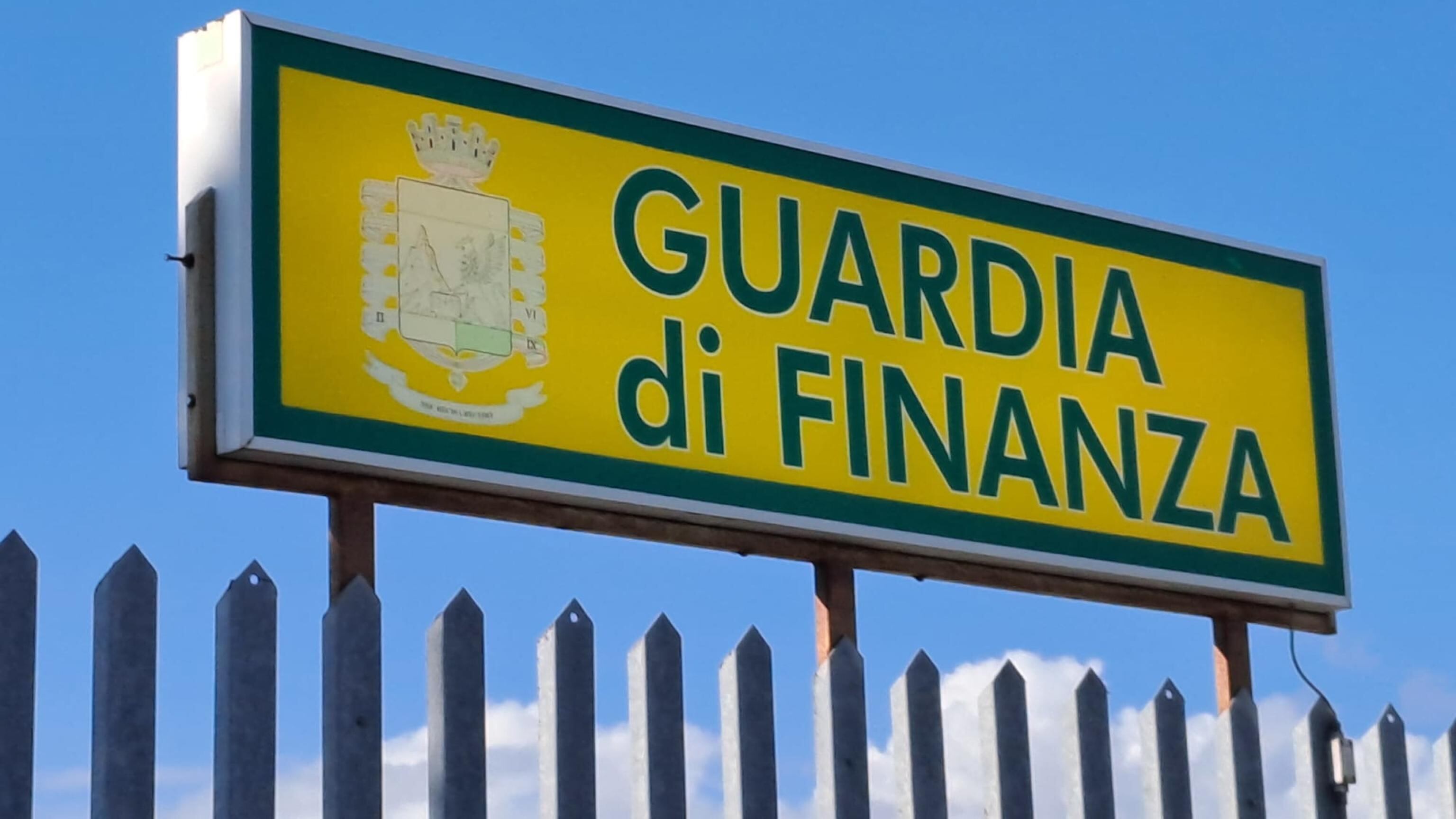 Incassano 400mila euro di pensione della nonna morta da 20 anni