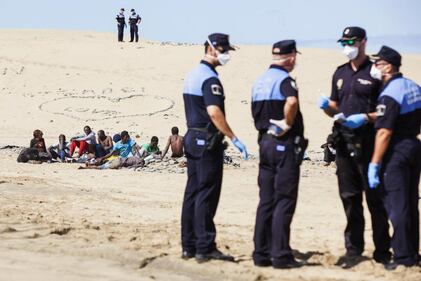 Ebola, 21 migranti isolati per ore alle Canarie 1