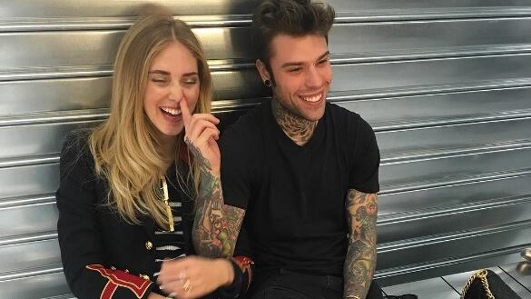 Fedez e Chiara Ferragni si scambiano il primo bacio social