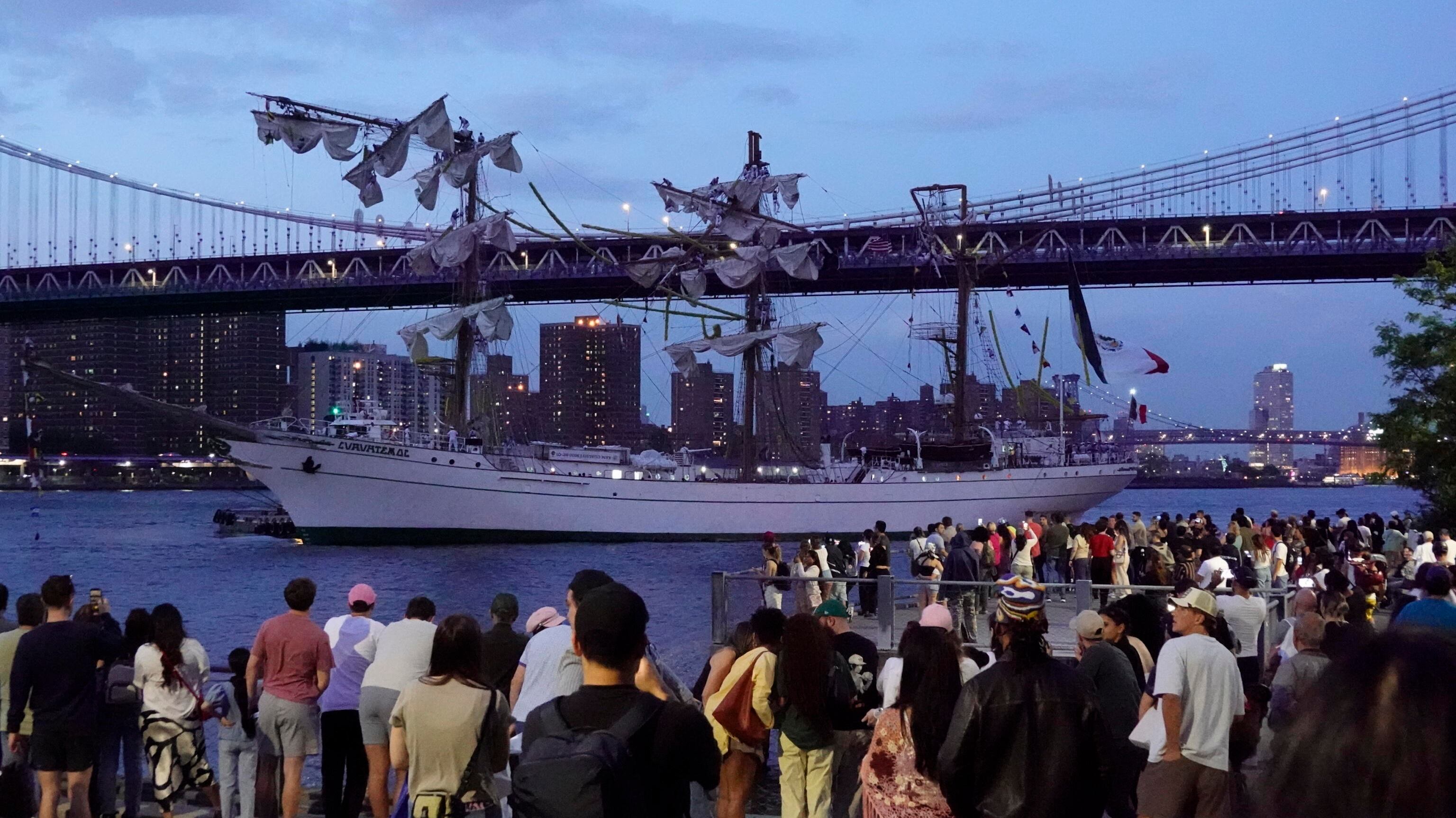 New York, nave scuola della Marina messicana urta il ponte di Brooklyn: 2 morti