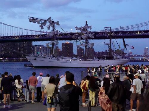New York, nave scuola della Marina messicana urta il ponte di Brooklyn: 2 morti