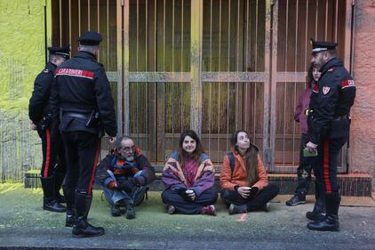 Blitz degli ambientalisti davanti al Mef 9