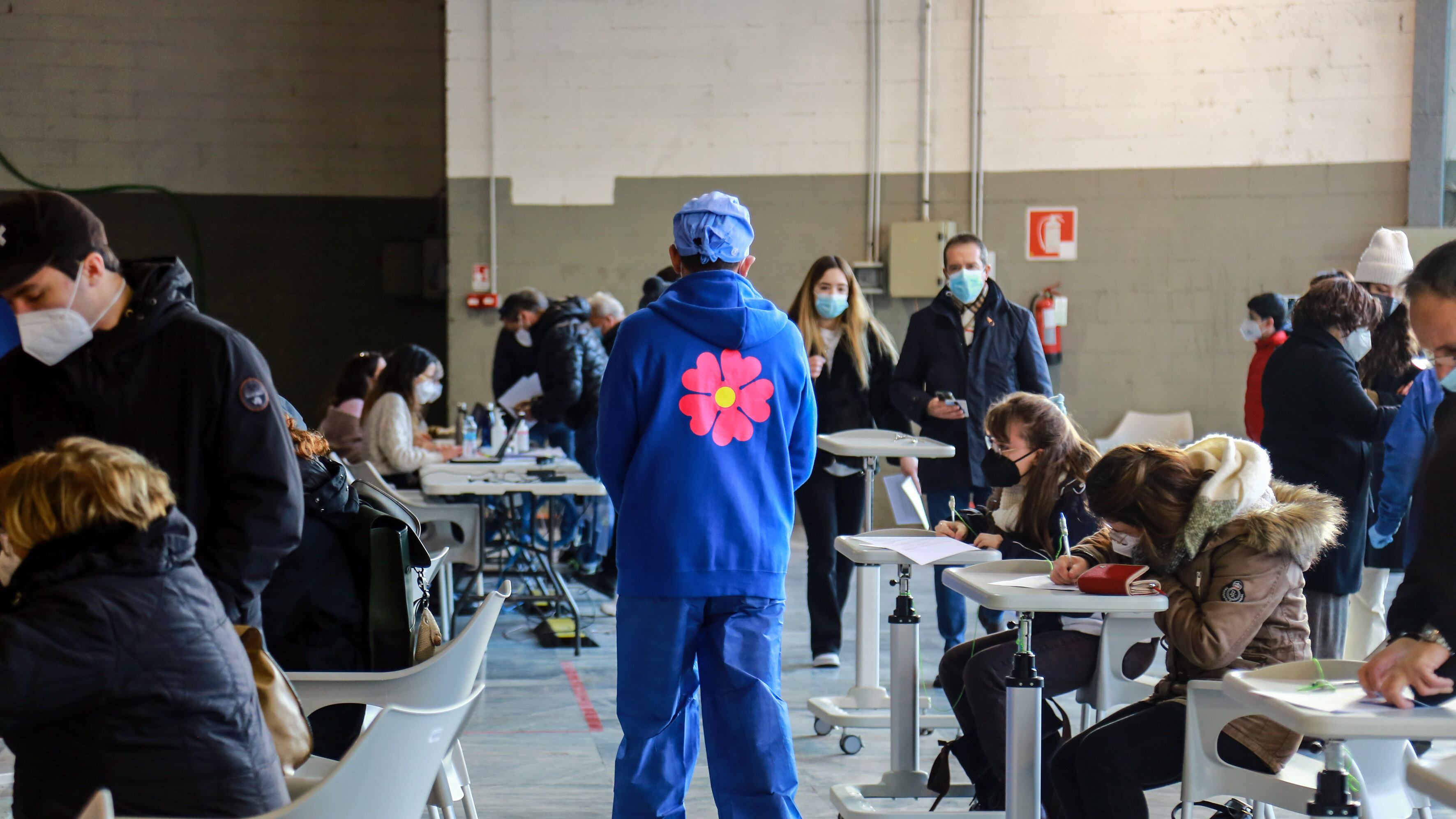 L'impatto di Omicron: "Rischiamo di avere 2 milioni di positivi". Sfida vaccini a gennaio (con l'incognita scorte)