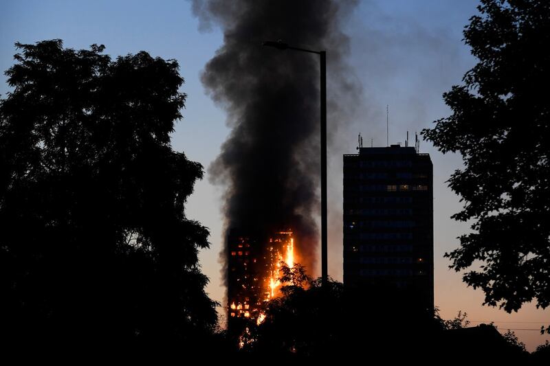 Grattacielo in fiamme a Londra 6