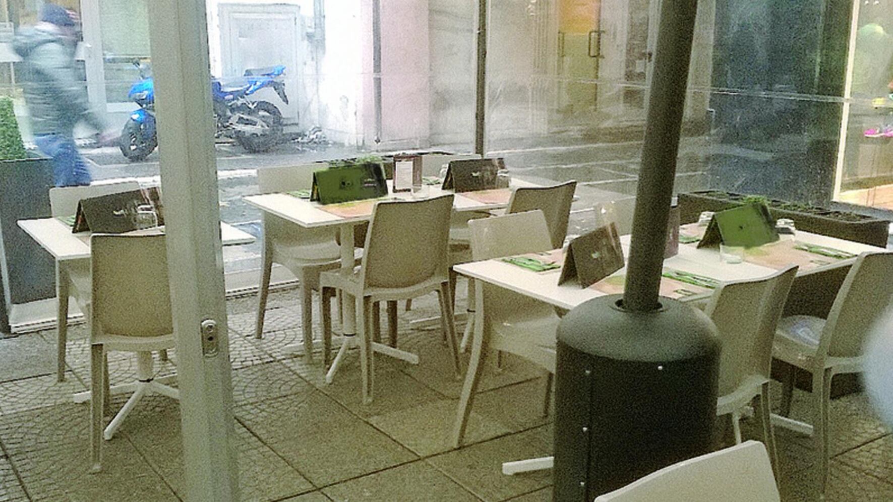 L'altra vita del terrorista? In una pizzeria del centro