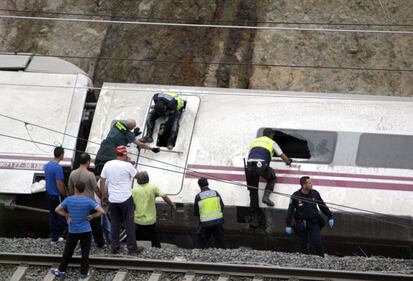 Spagna, treno deragliato in Galizia
