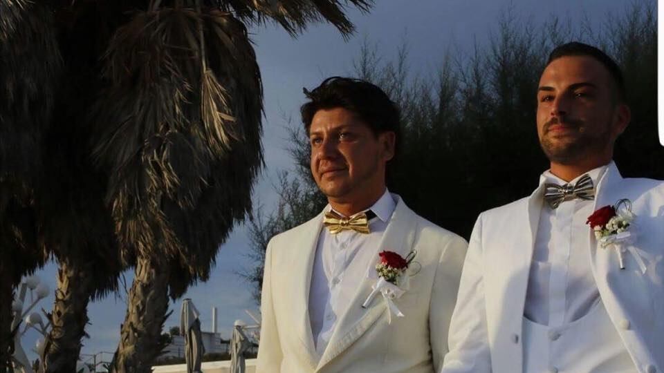 "Qui solo coppie etero": e a Napoli il lido respinge la coppia gay