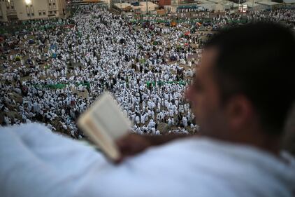 Fedeli musulmani in preghiera nella Pianura di Arafat 3