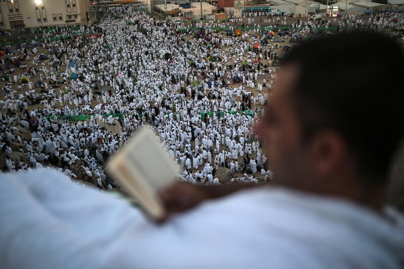 Fedeli musulmani in preghiera nella Pianura di Arafat 3