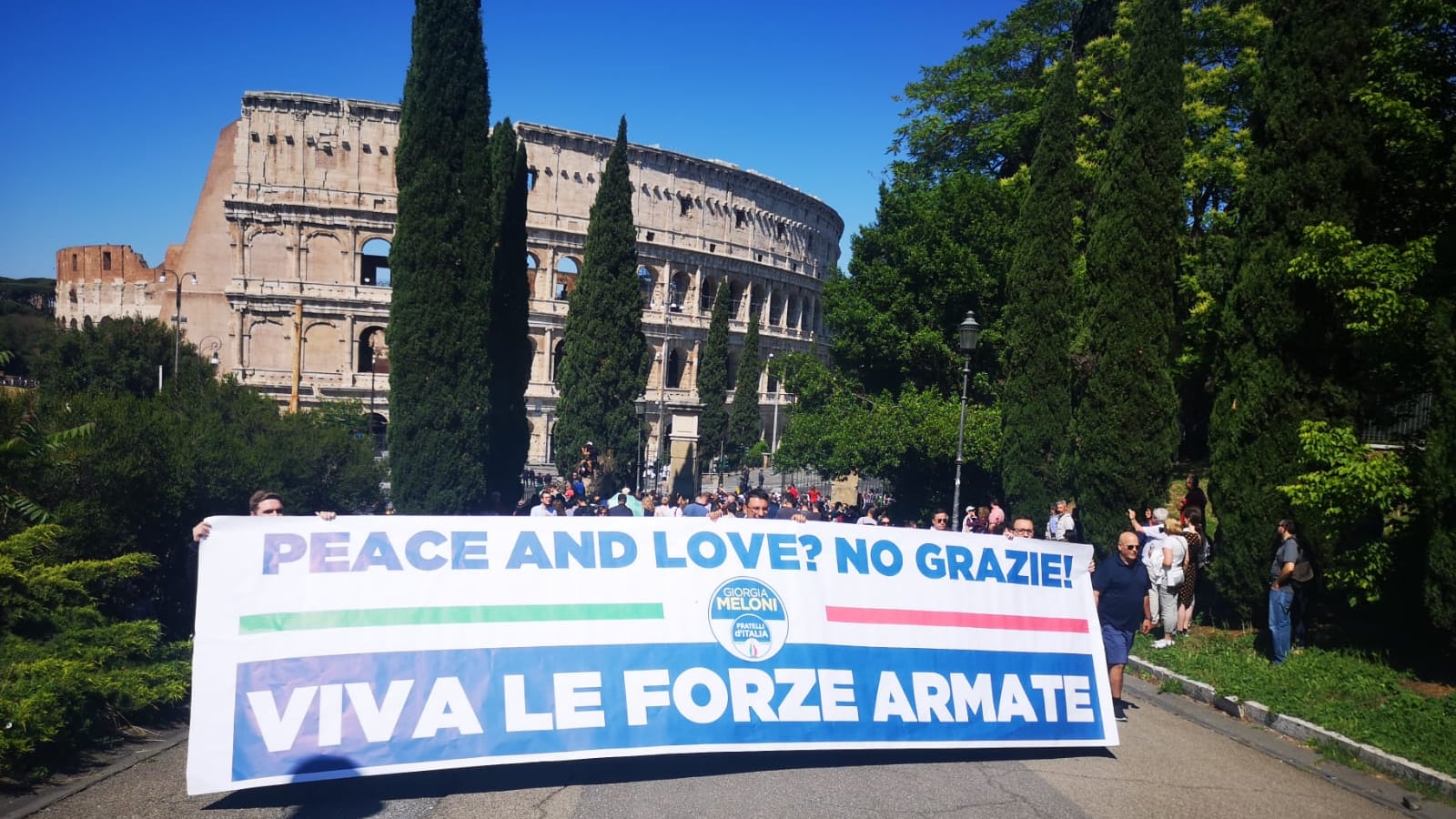 2 giugno, FdI e lo striscione per la Trenta: "Peace and love? No grazie"
