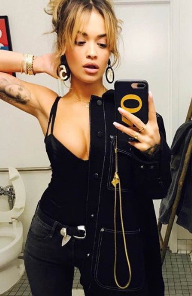 Rita Ora, il costume è sexy 8