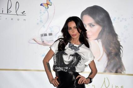 Nina Moric, battute e foto sexy su Facebook 30