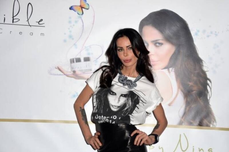 Nina Moric, battute e foto sexy su Facebook 30