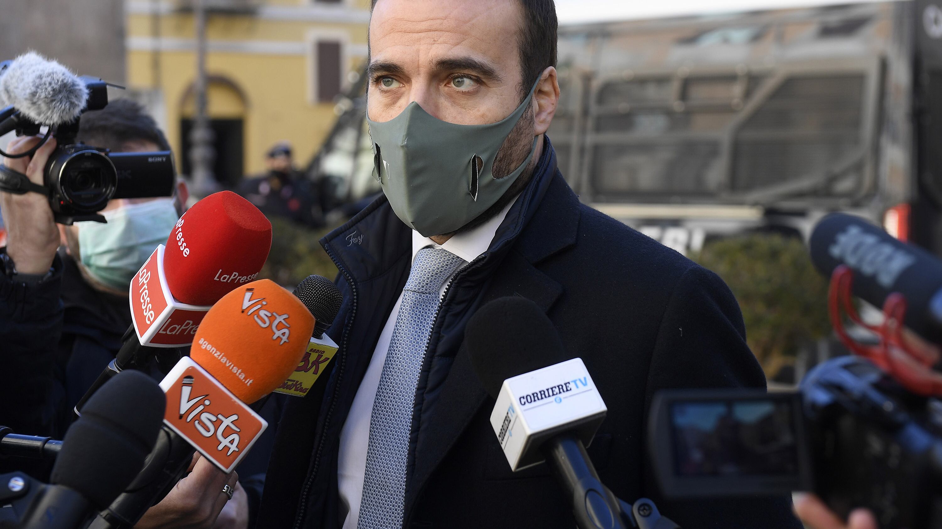 "Firme per abolire il sussidio grillino. Il centrodestra spero che ci segua"