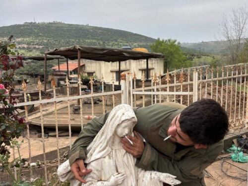 Sigaretta nella bocca della Madonna: bufera sul soldato israeliano e l’Idf apre un’indagine
